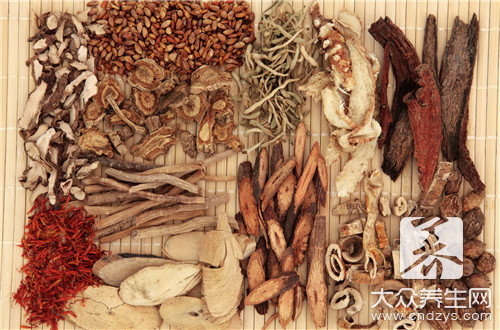 哪一味草药祛疣比较好呢？