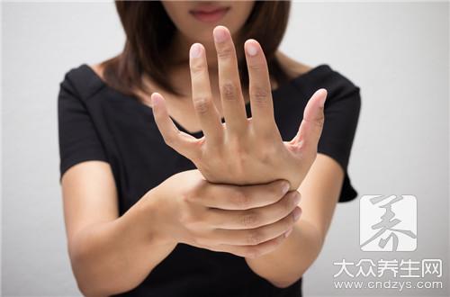 双手奇痒无比是怎么回事?